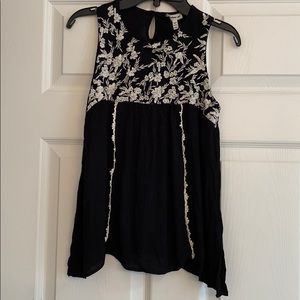 FINAL 🎩SALE✅!!EMBROIDERED TOP WITH FLARED SIDES🎩